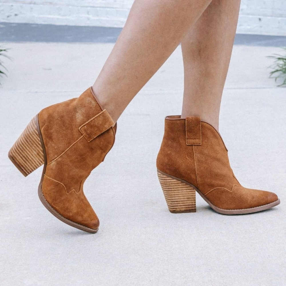 *NEW* DINGO SUEDE FLANNIE BOOTIES. RUST/SIZE:6